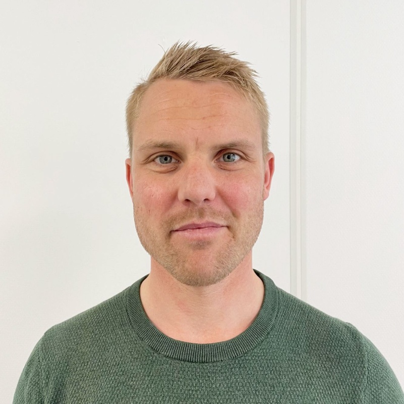 Mann med grønn genser